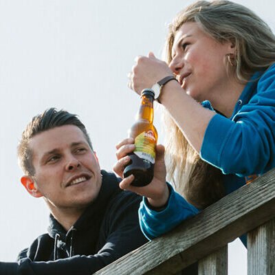 Collega's die na werktijd gezellig samen wat drinken.